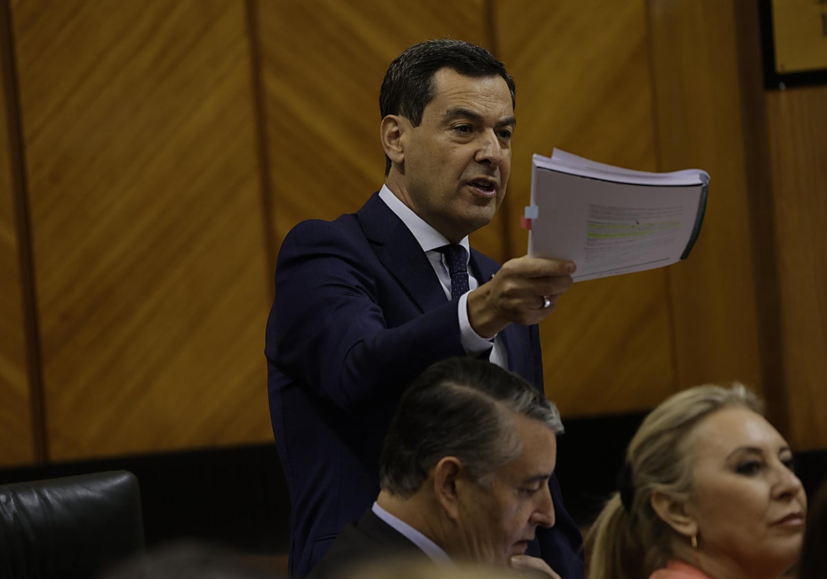 Juanma Moreno este jueves en el Parlamento andaluz