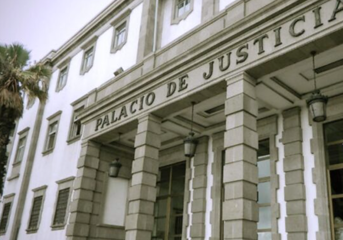 Fachada del Palacio de Justicia en foto de archivo