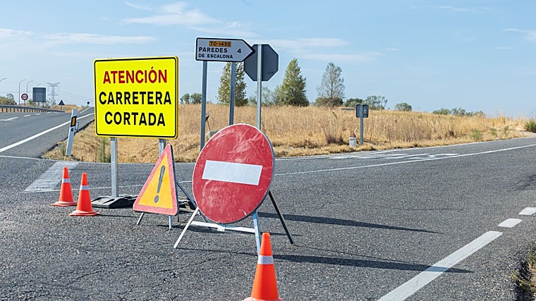 La TO-1455, que une Almorox con Paredes de Escalona fue una de las tres carreteras cortadas al tráfico para facilitar las labores de los equipos de extinción