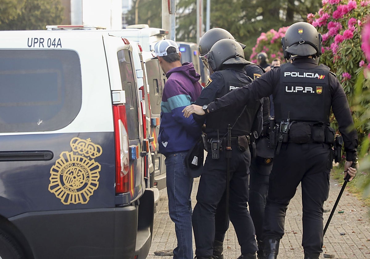 Momento de la detención de uno de los implicados en las protestas, en abril de 2023