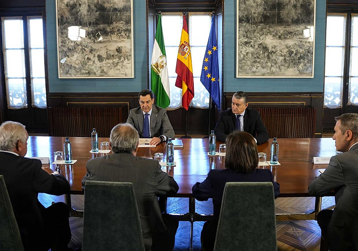 Juanma Moreno y Antonio Sanz, reunidos con el Consejo Andaluz de Colegios de Médicos