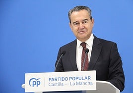 Los servicios públicos no funcionan porque el Gobierno de España está «enfangado en un marasmo de corrupción», según Agustín Conde (PP)