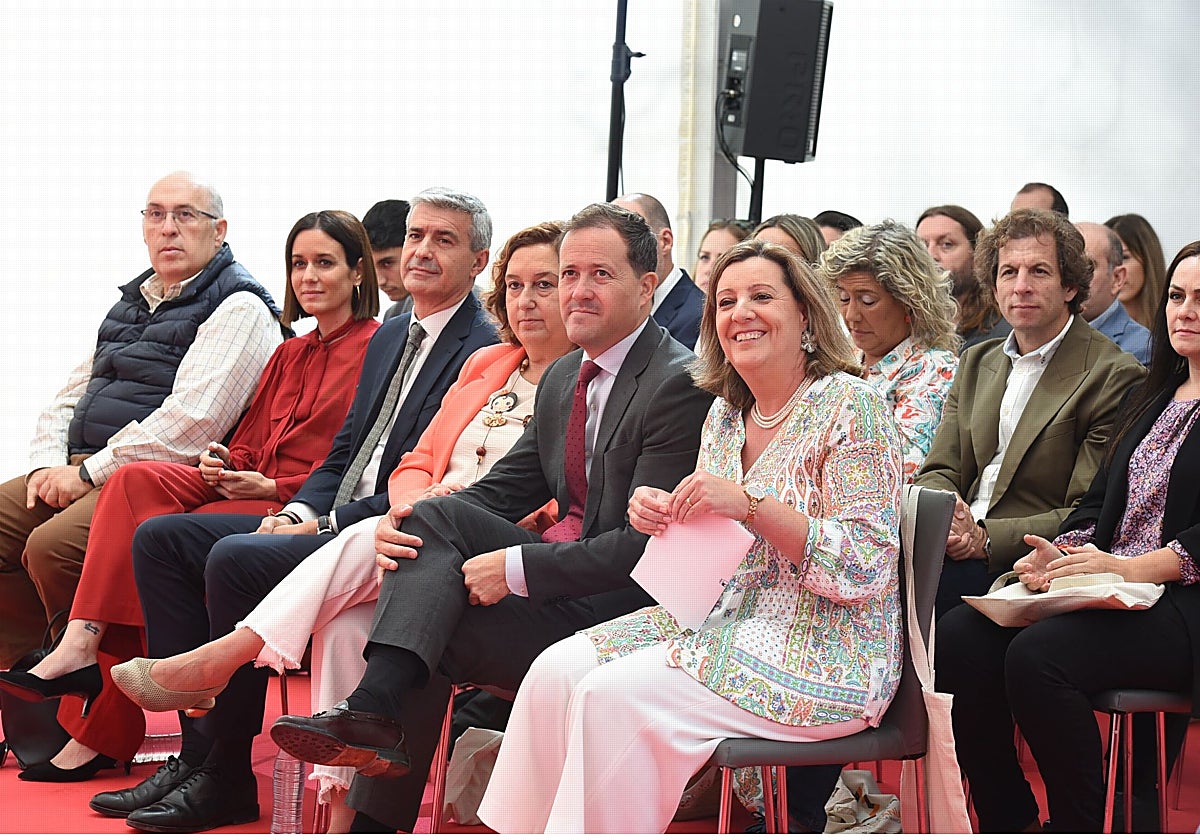 Autoridades durante la entrega de premios