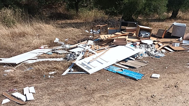 Enseres y restos de una reforma de una cocina en una de los solares de la zona del El Brillante norte