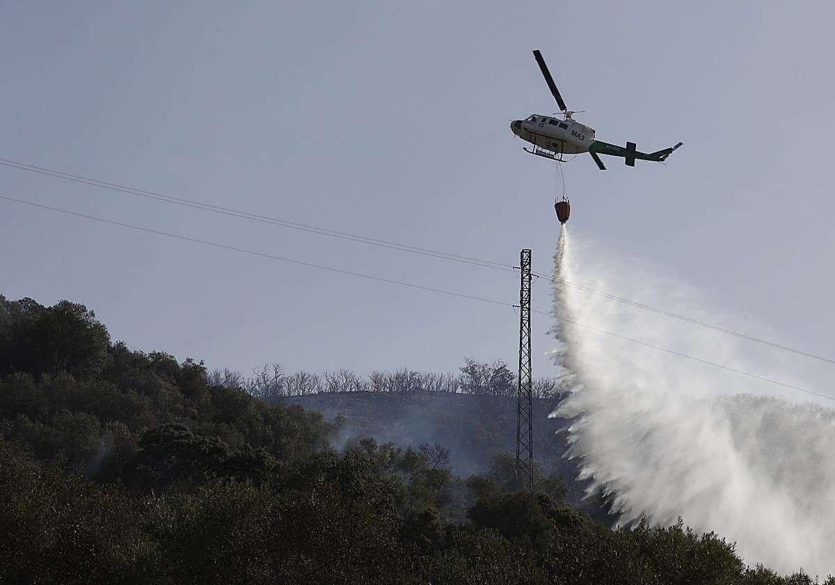 Un helicóptero del Infoca combate un incendio en la provincia de Córdoba en una imagen de archivo