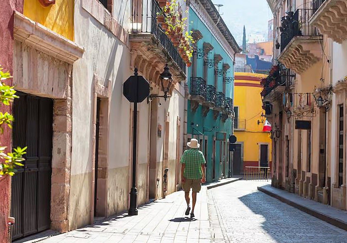 Un turista pasea por la bella ciudad de Guanajuato (México)