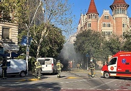 Un autobús turístico se incendia en pleno centro de Barcelona