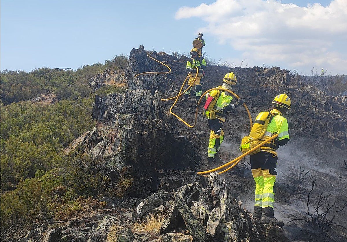 Bomberos forestales de la Generalitat de Valencia colaboran en la extinción de los incendios de Yeres e Igüeña, en León