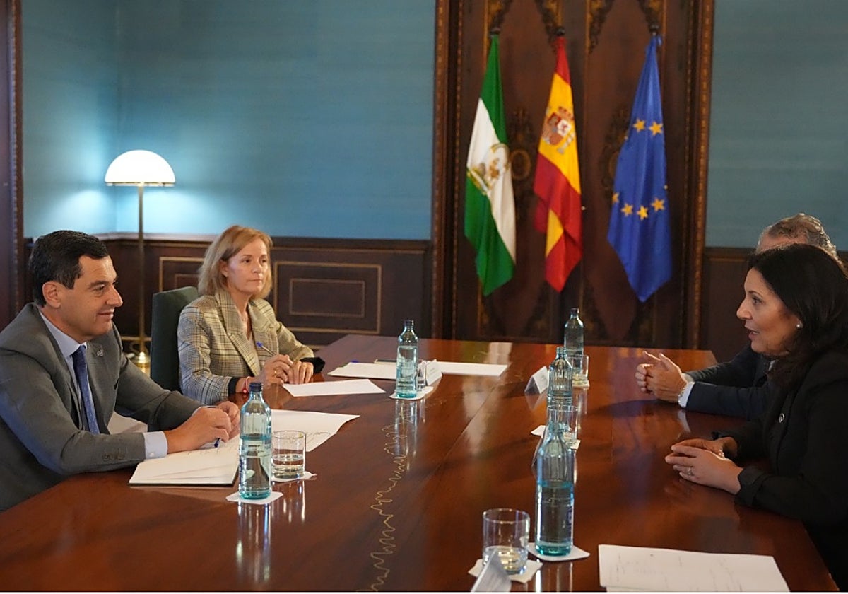 El presidente de la Junta y la directora general del SAS, este viernes junto a responsables de la AECC
