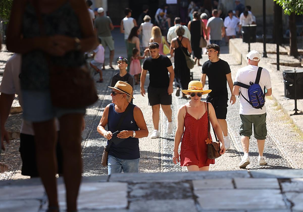 Turistas en el el Patio de los Naranjos de la Mezquita-Catedral de Córdoba