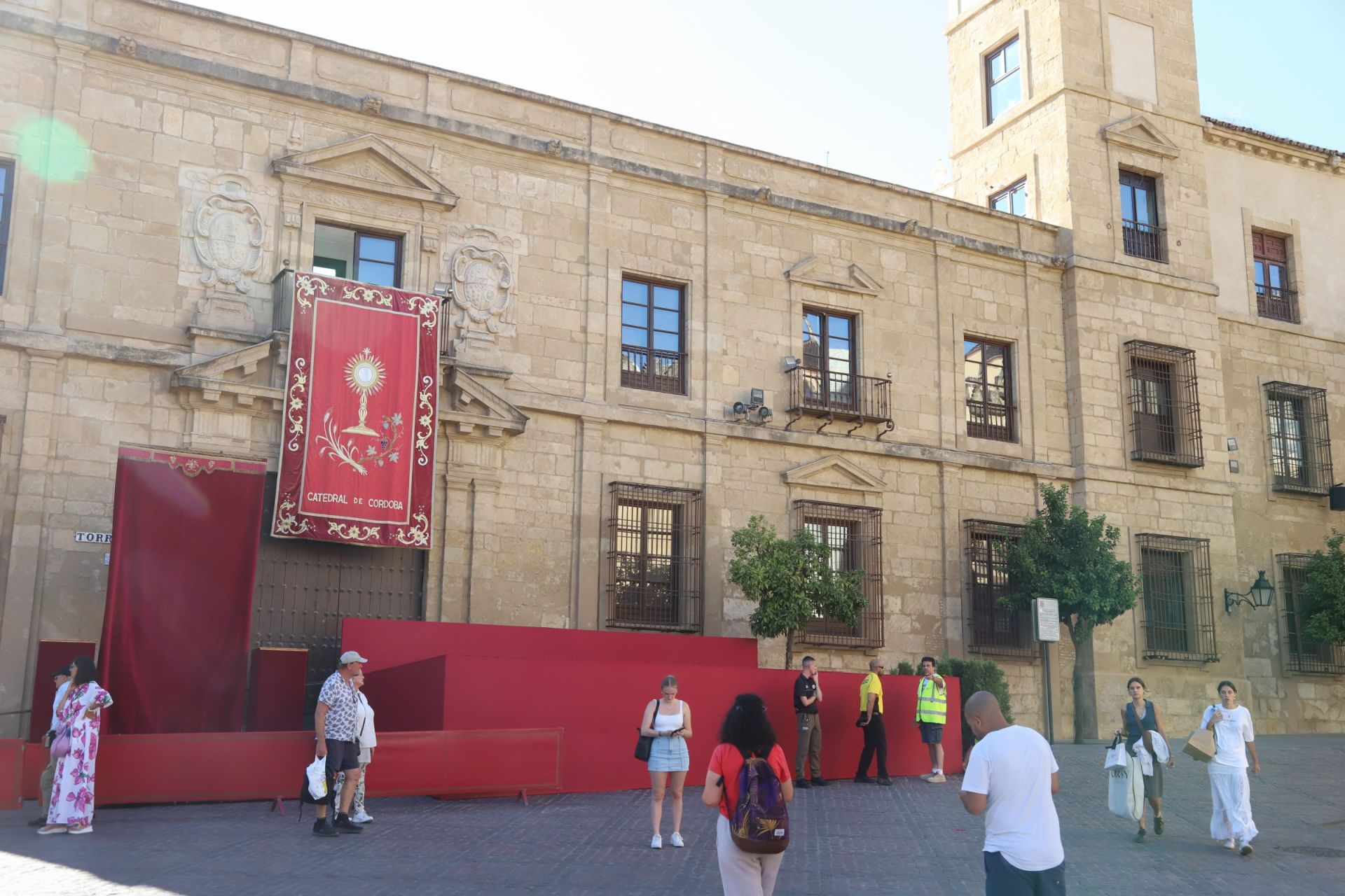 Los preparativos del Vía Crucis Magno de Córdoba, en imágenes