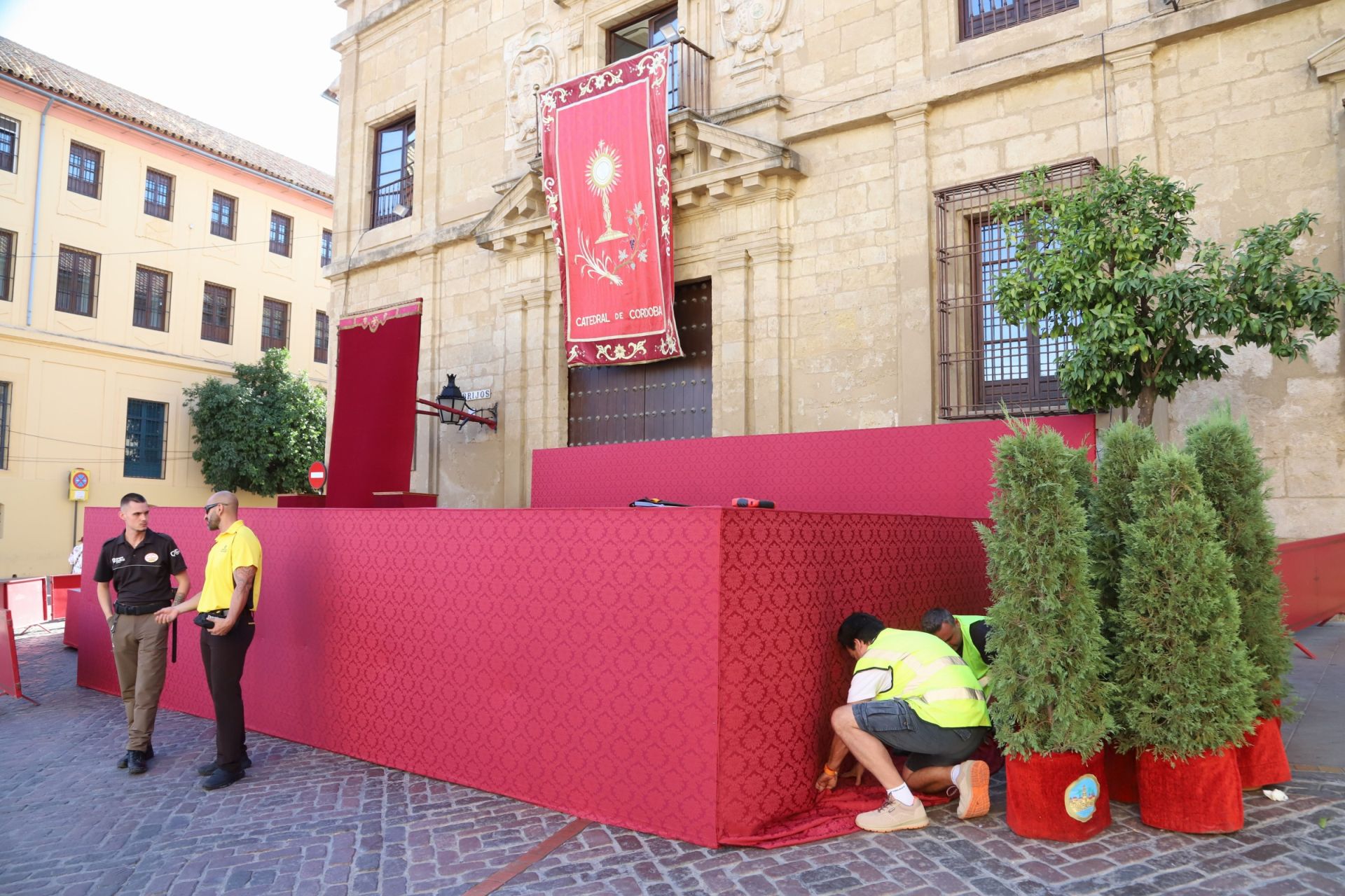 Los preparativos del Vía Crucis Magno de Córdoba, en imágenes