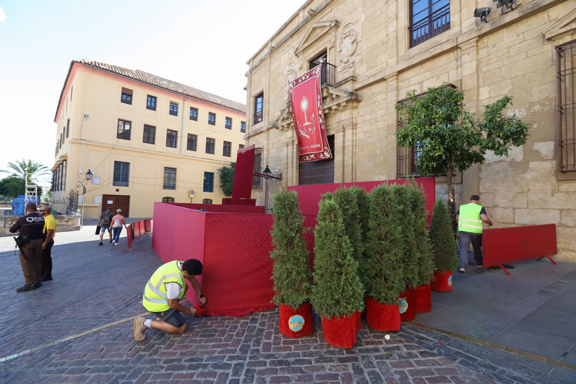 Los preparativos del Vía Crucis Magno de Córdoba, en imágenes