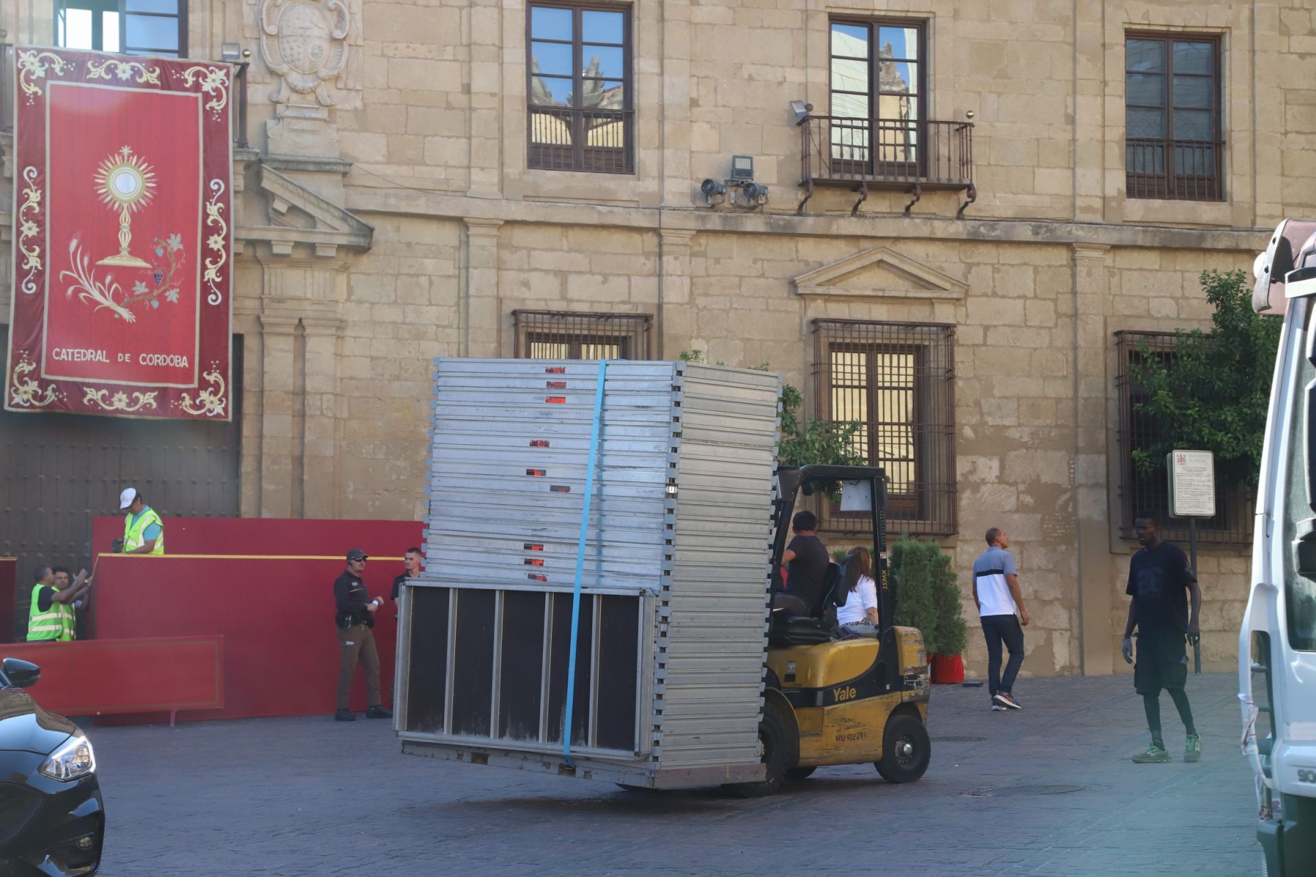 Los preparativos del Vía Crucis Magno de Córdoba, en imágenes