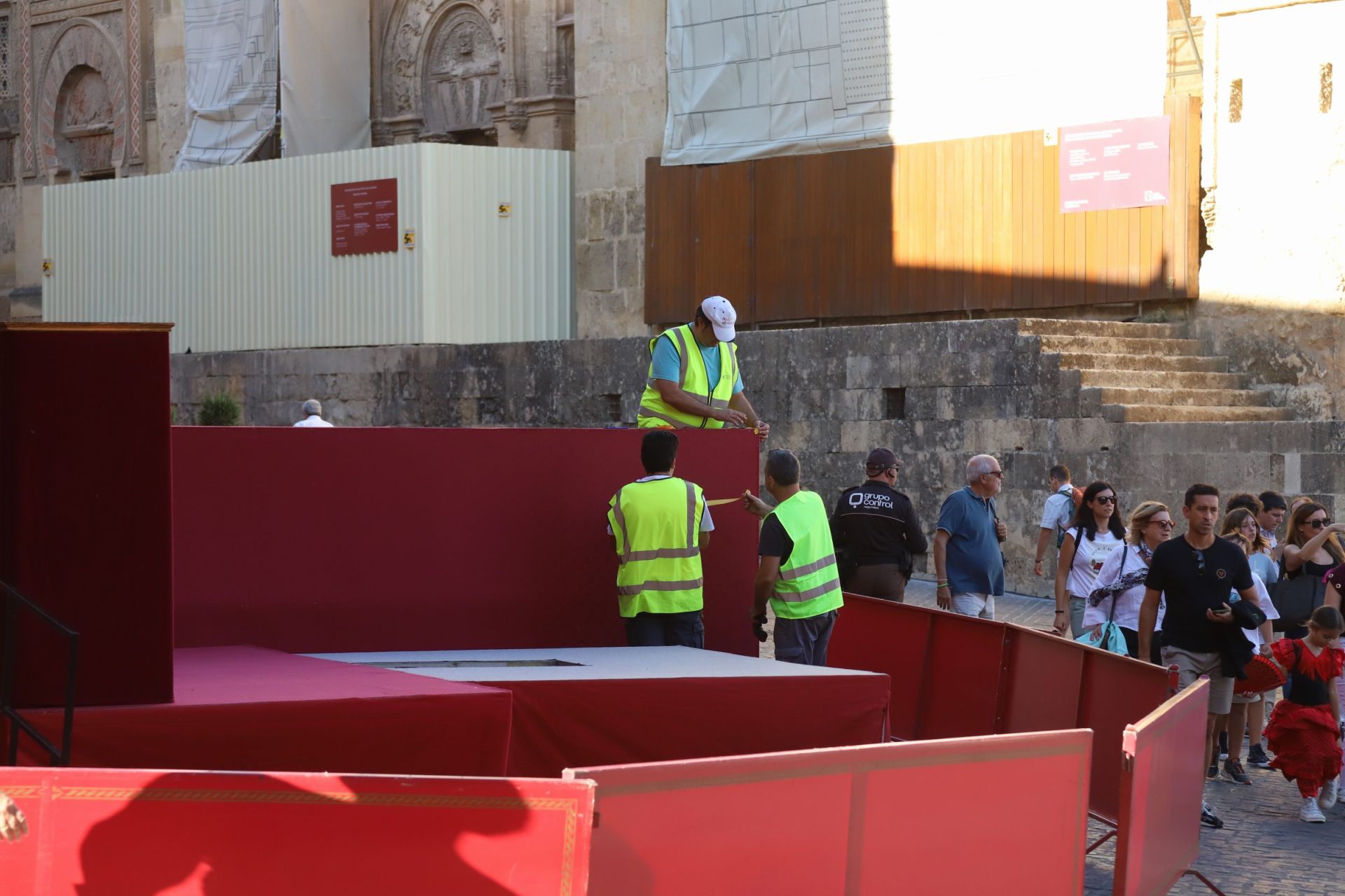 Los preparativos del Vía Crucis Magno de Córdoba, en imágenes