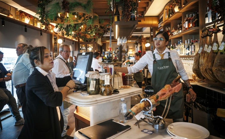 Imagen principal - El ambiente taurino en los alrededores de Las Ventas se respira antes, durante y después de las corridas. Los aficionados se arremolinan en torno a los bares y restaurantes, para fortuna de los hosteleros de la zona.