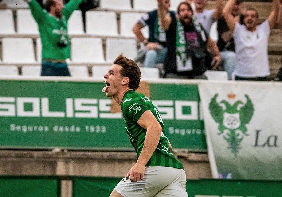 Friaza celebra con la afición su buena puntería en el choque contra el Huracán Bazalote