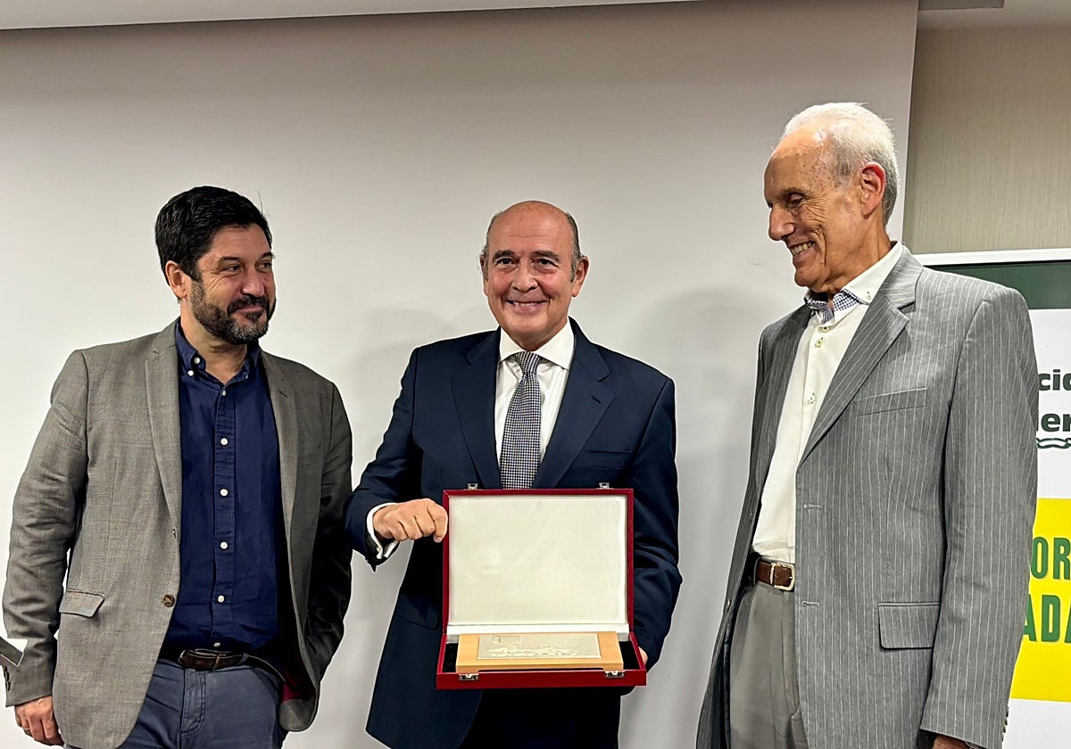 Diego Pérez de los Cobos, ayer, en Barcelona, recibiendo el Premio a la Tolerancia