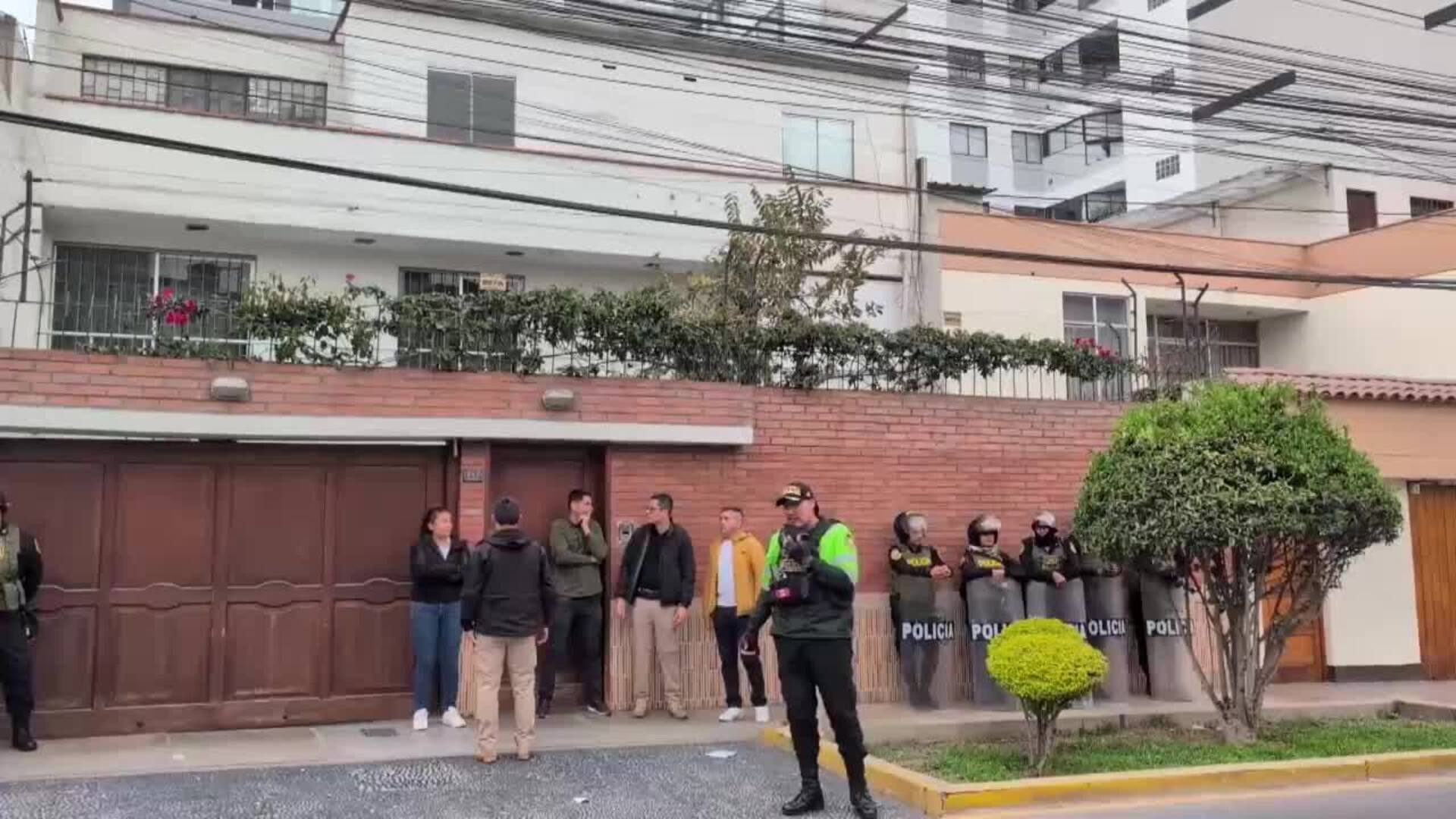 Boluarte asegura que no piensa salir del país y defiende su inocencia