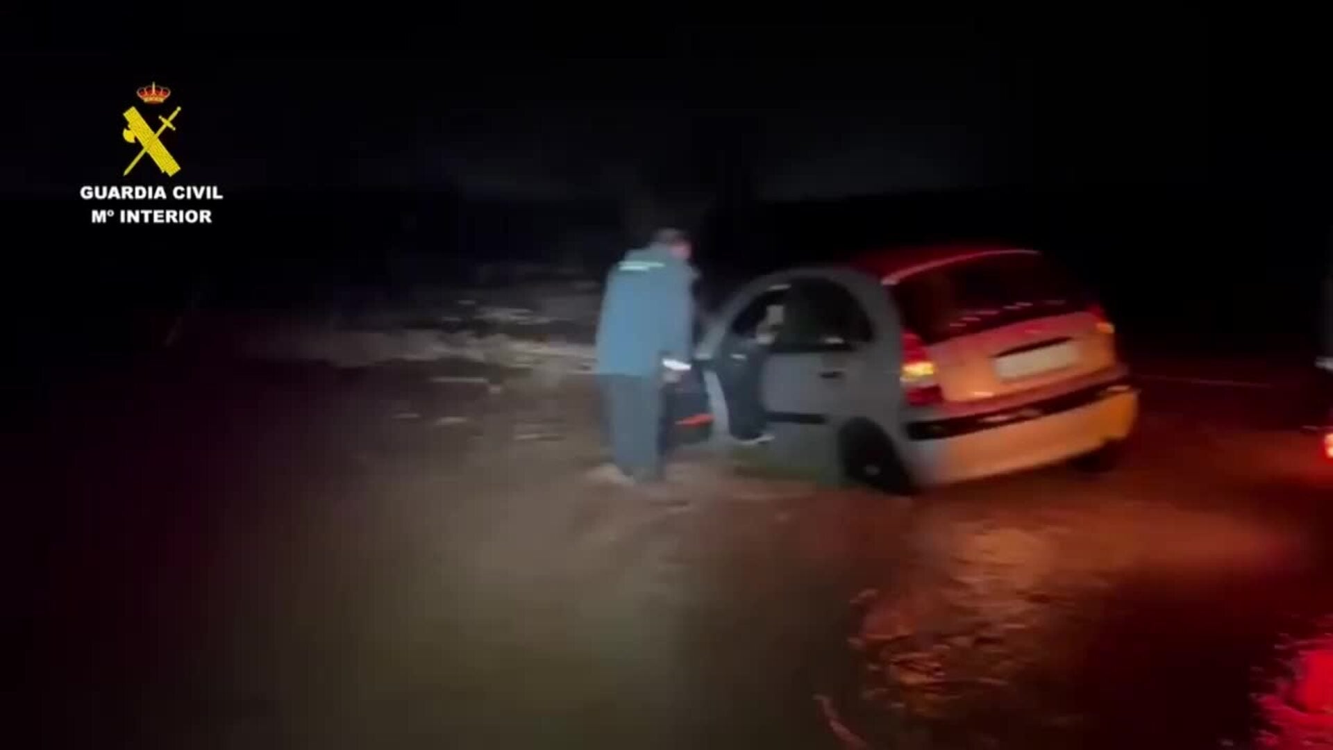 La Guardía Civil auxilia a varias personas atrapadas en sus vehículos en Torre Pacheco (Murcia)