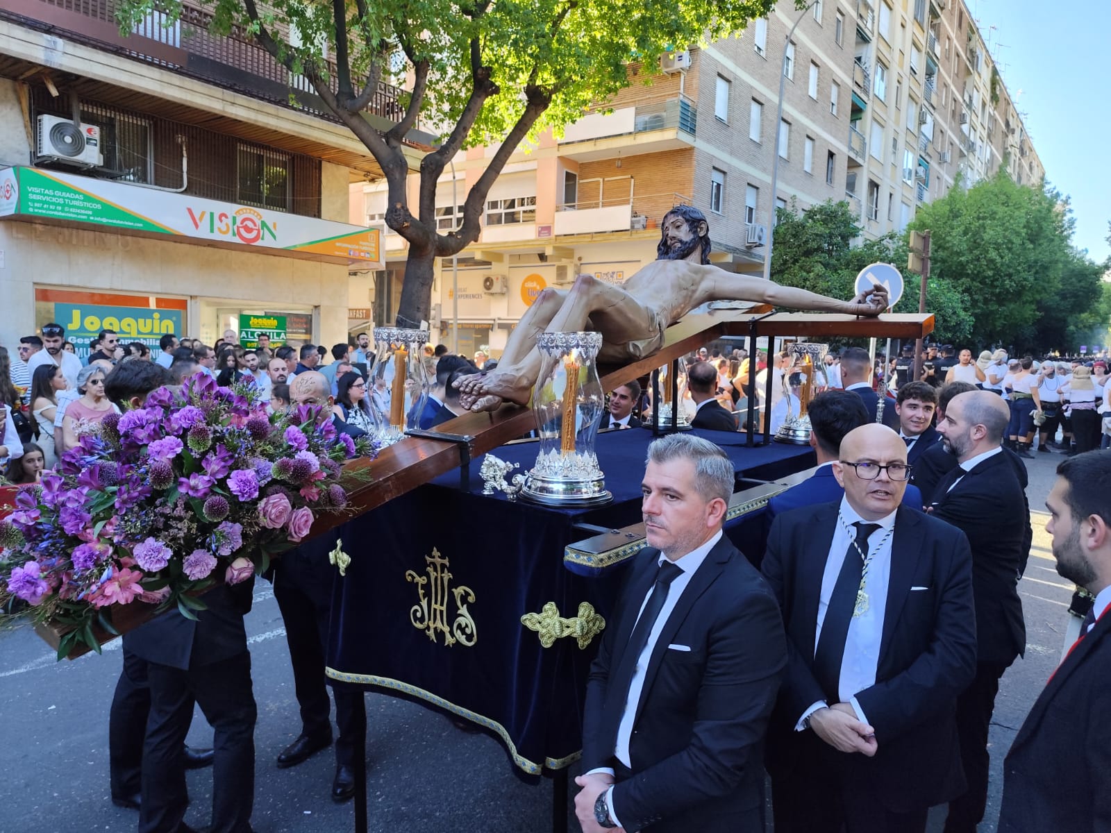 Vía Crucis Magno de Córdoba: una celebración que envuelve a la ciudad de bellas imágenes
