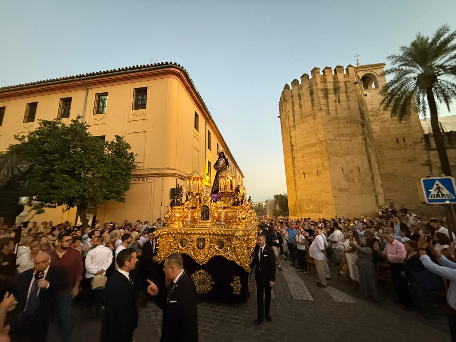 Vía Crucis Magno de Córdoba: una celebración que envuelve a la ciudad de bellas imágenes