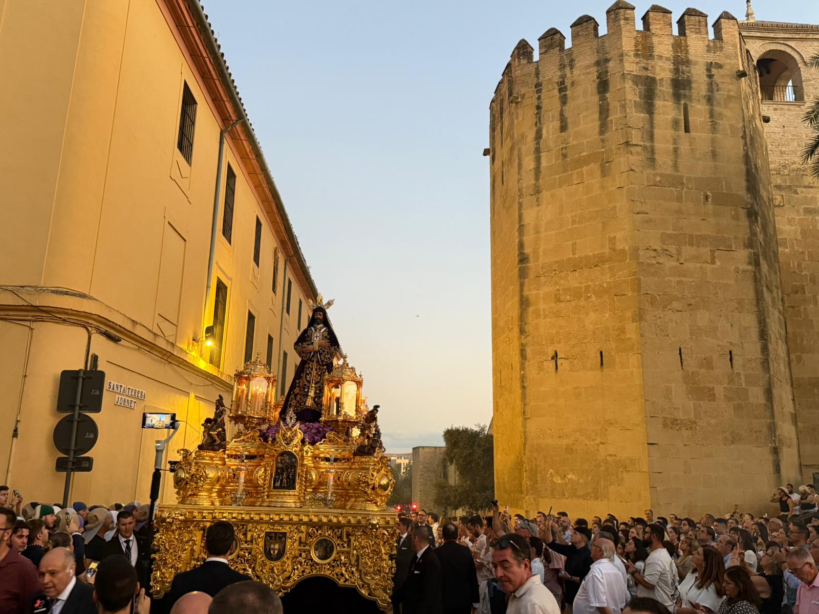Vía Crucis Magno de Córdoba: una celebración que envuelve a la ciudad de bellas imágenes