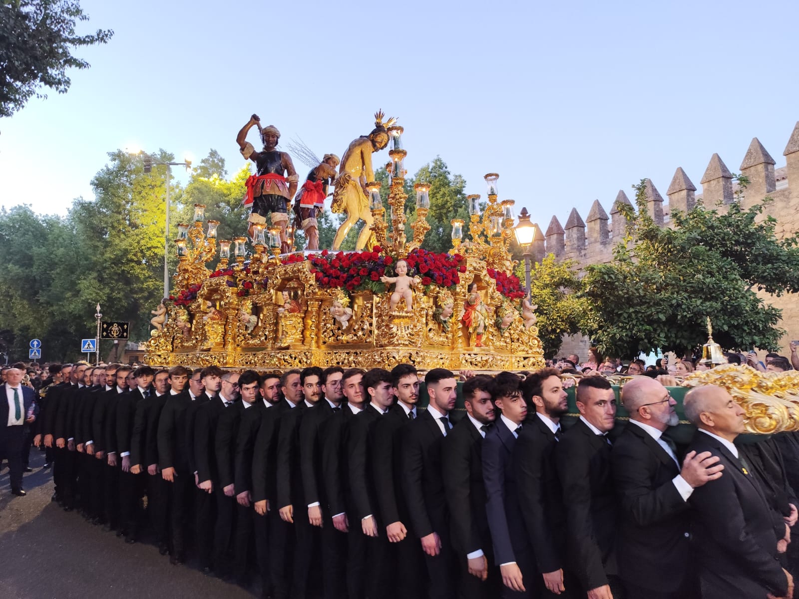 Vía Crucis Magno de Córdoba: una celebración que envuelve a la ciudad de bellas imágenes