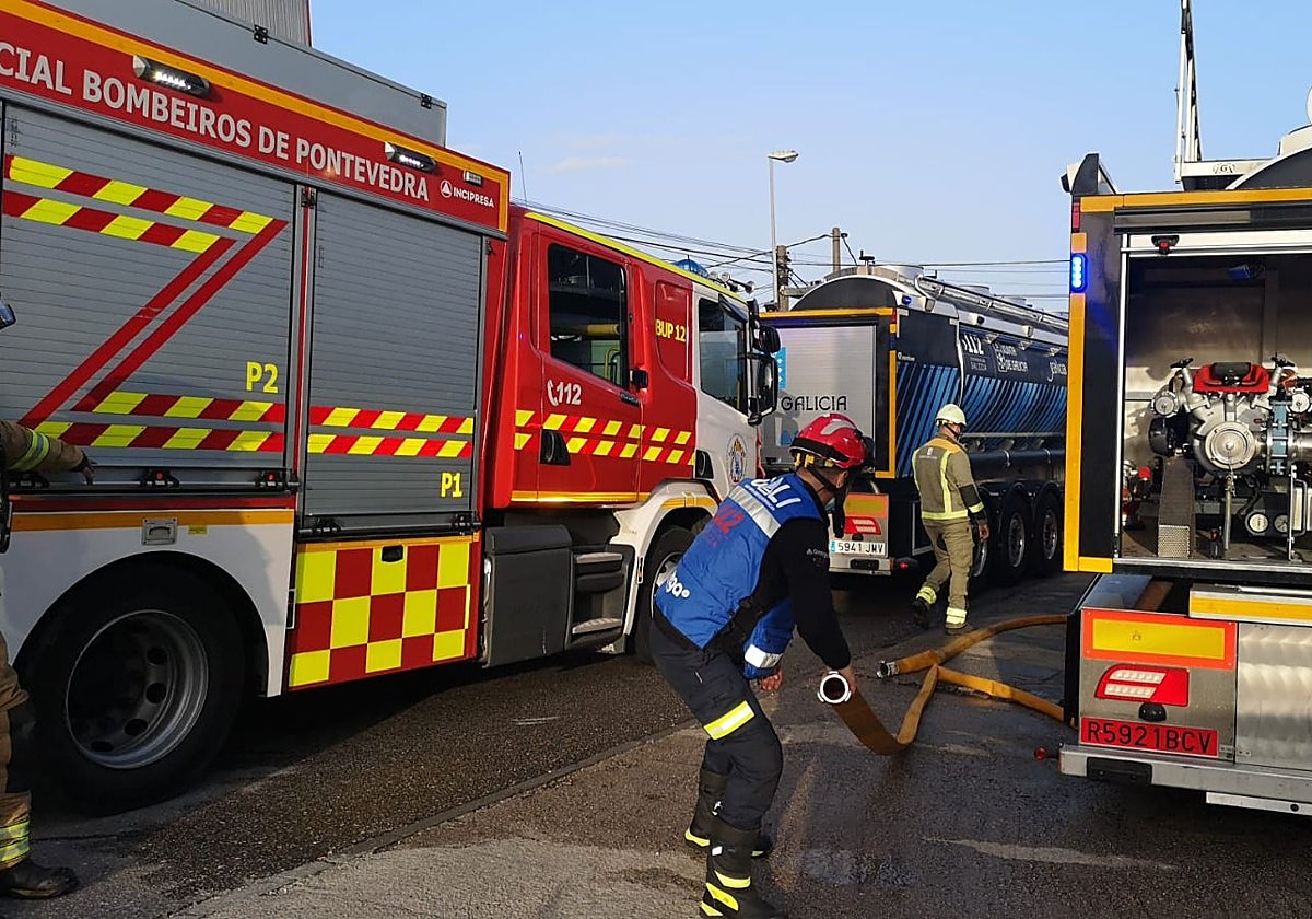Efectivos del GALI intervienen en las tareas de extinción de un incendio industrial, en una imagen de archivo