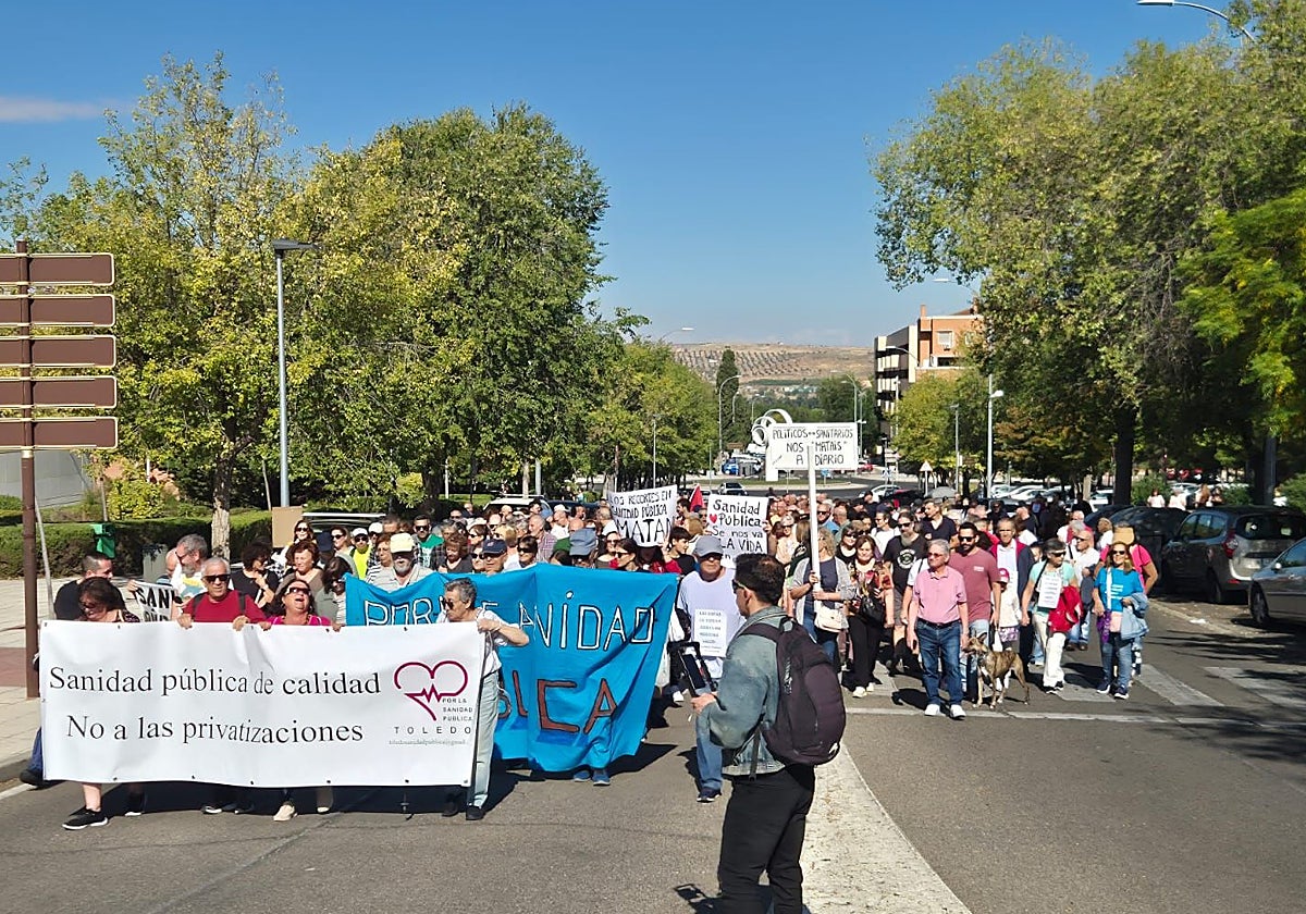 Los manifestantes a su paso por la calle Río Bullaque