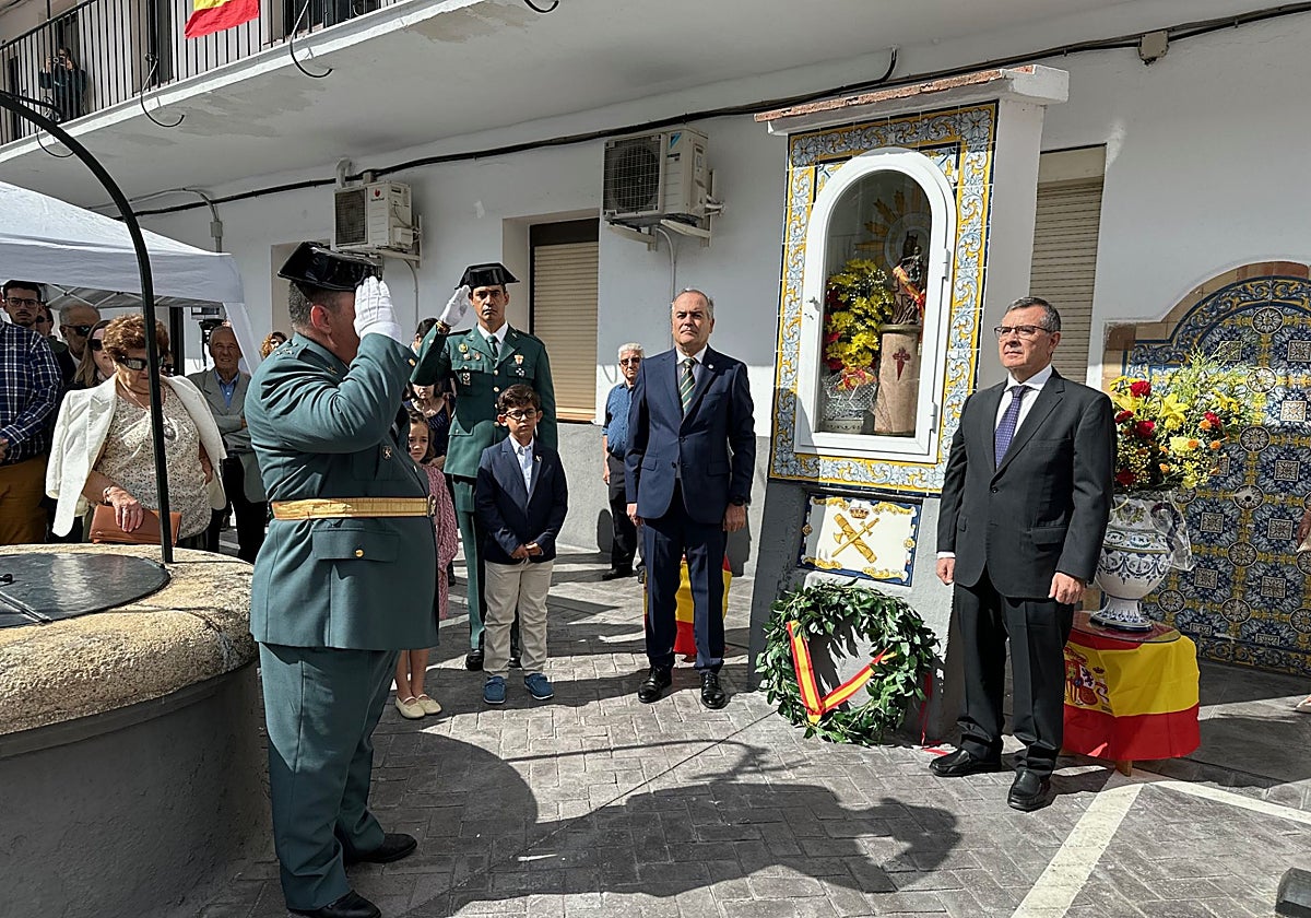 El alcalde de Talavera, José Julián Gregorio, y el subdelegado del Gobierno, Carlos Ángel Devia, ha asistido al acto de la Guardia Civil celebrado en Talavera con motivo de la Festividad del Pilar