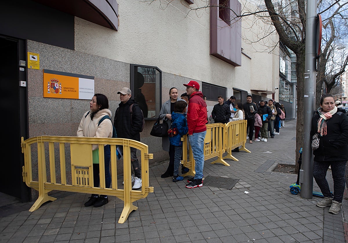 Colas en la oficina de Extranjería de la calle Pradillo en 2024
