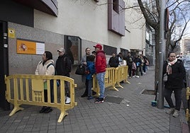 Un mercado negro en Extranjería: «La cita de asilo se compra en Facebook»