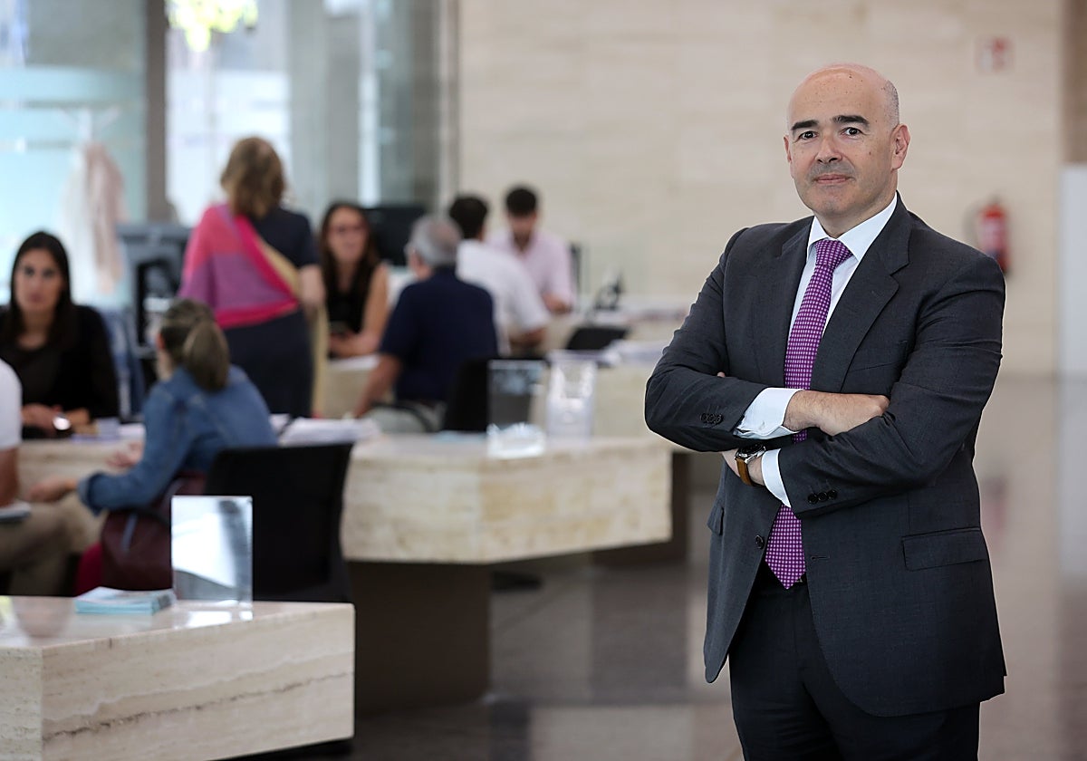 Eduardo Ruiz de Gordejuela en la sede central de Cajasur en Córdoba