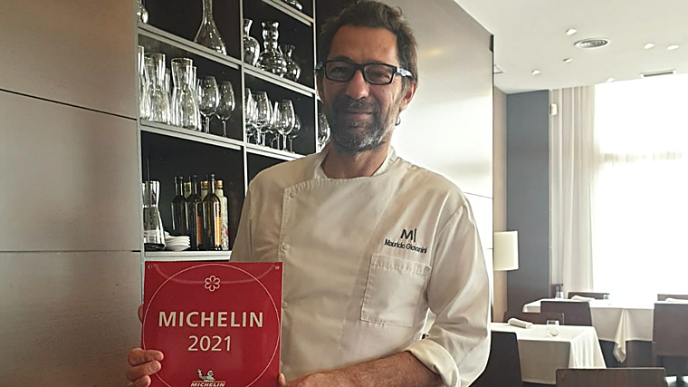 Mauricio Giovanni con la certificación estrella Michelín de su restaurante Messina