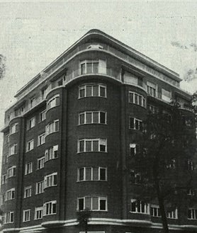 Imagen secundaria 2 - El Teatro Barceló, creado en 1930 bajo la estética 'art-decó' convive en el catálogo de Luis Gutiérrez Soto con el imponente Ministerio del Aire (1956) y las viviendas de la calle Juan Bravoi (1951)