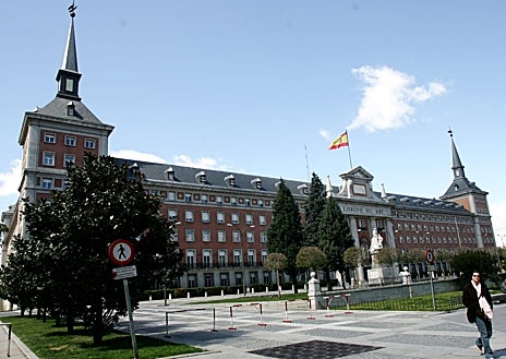 Imagen secundaria 1 - El Teatro Barceló, creado en 1930 bajo la estética 'art-decó' convive en el catálogo de Luis Gutiérrez Soto con el imponente Ministerio del Aire (1956) y las viviendas de la calle Juan Bravoi (1951)