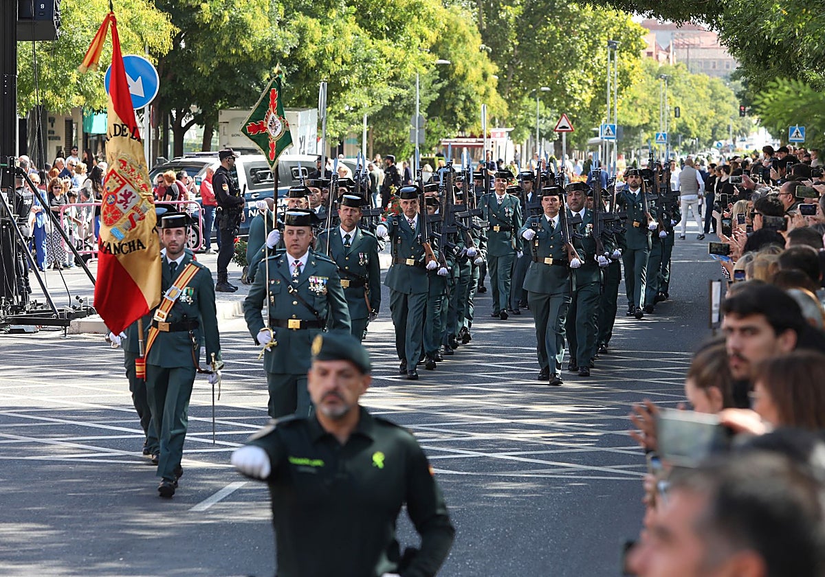 Desfile de la Guardia Civil en la avenida de Barber