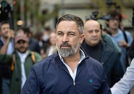 El controvertido 12-O de Abascal: cambió la tribuna de autoridades por vítores desde un coche