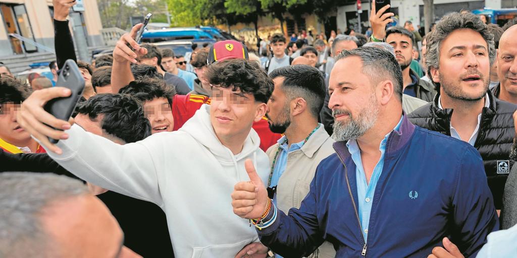 «Papá, mis amigos no te van a votar»: Vox arrasa entre el votante más joven