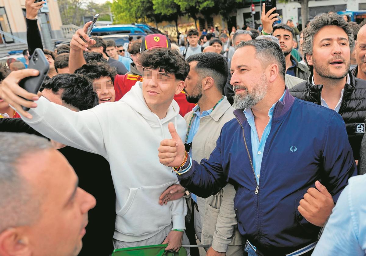 Un joven de San Cugat del Vallés (Barcelona) se autorretrata con el presidente de Vox, Santiago Abascal, en 2024