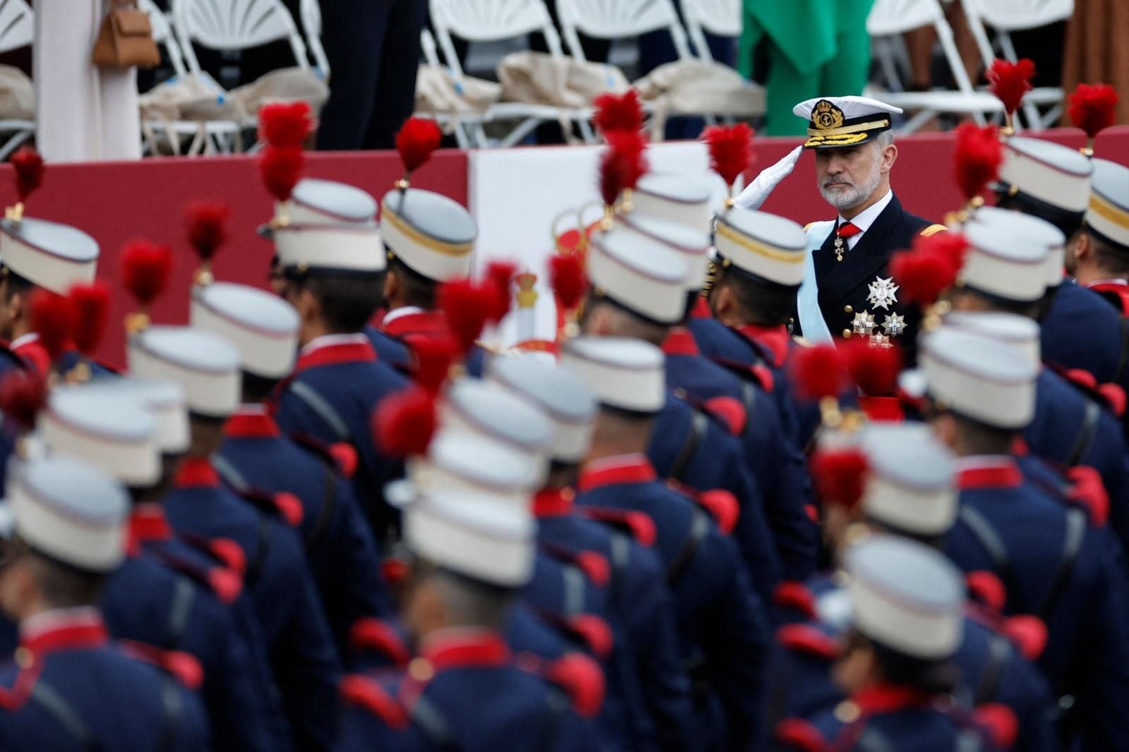 El Rey ha pasado revista a los miembros de las Fuerzas Armadas nada más llegar a la zona del desfile