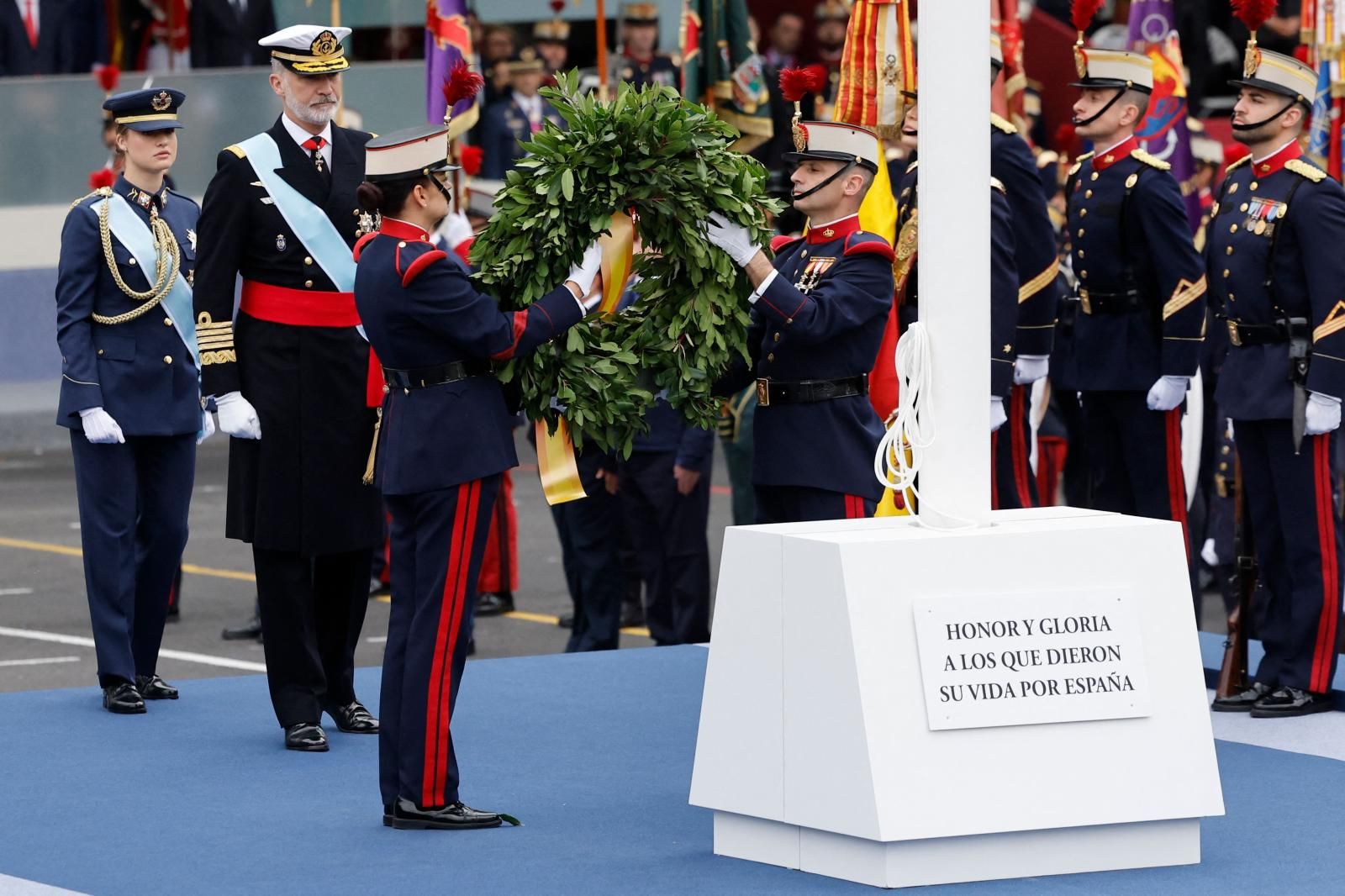 Como es tradicional en la parte inicial del desfile, el Rey y la Princesa Leonor han llevado a cabo un homenaje a los que dieron su vida por España