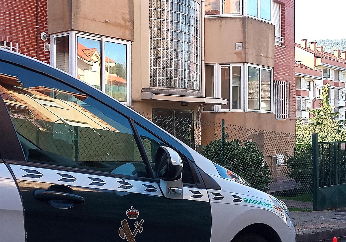 Un vehículo de la Guardia Civil estacionado en una calle