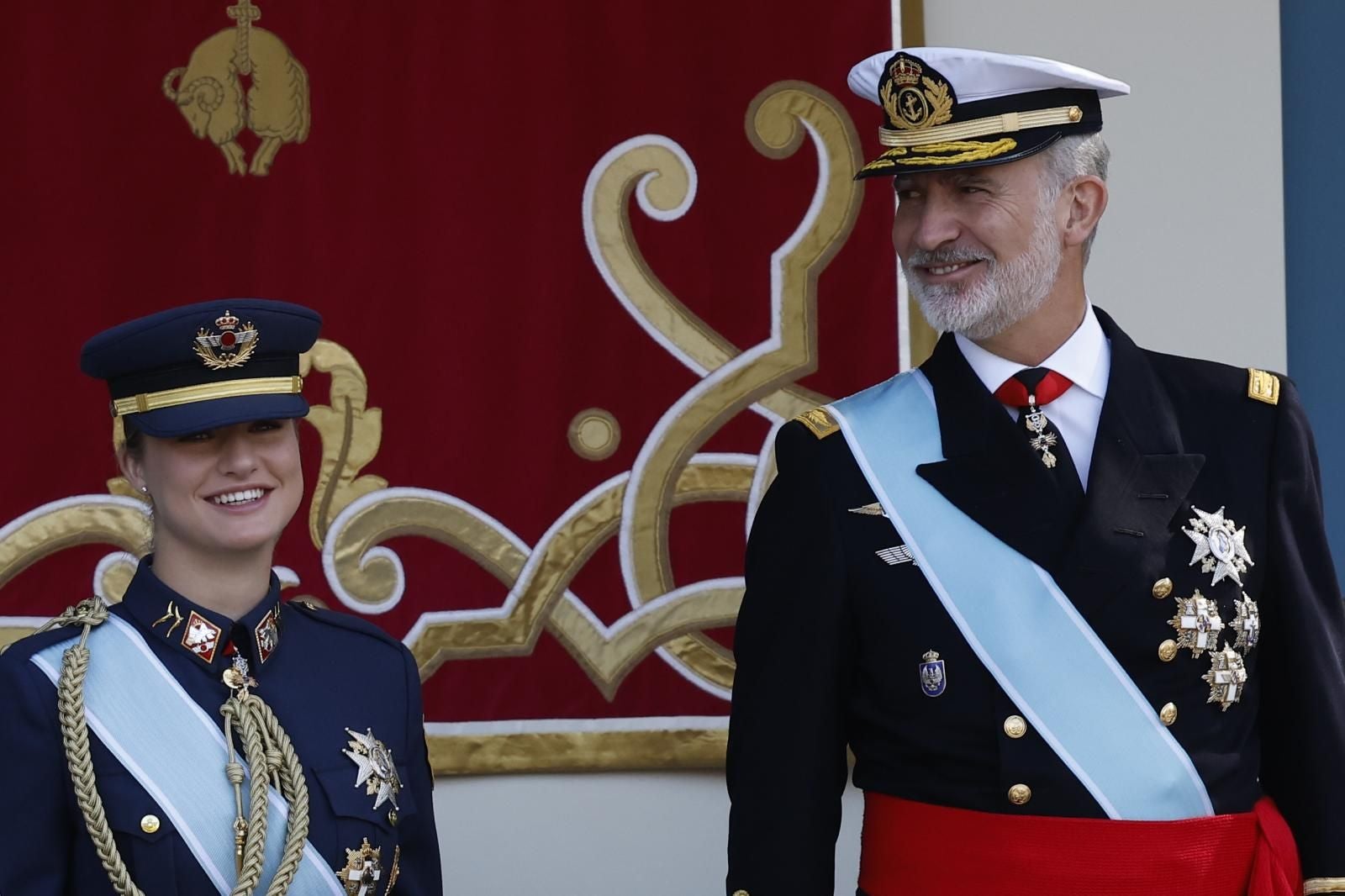 El Rey y su hija, la Princesa, en un momento distendido durante el paseo militar que han presidido por el 12 de Octubre