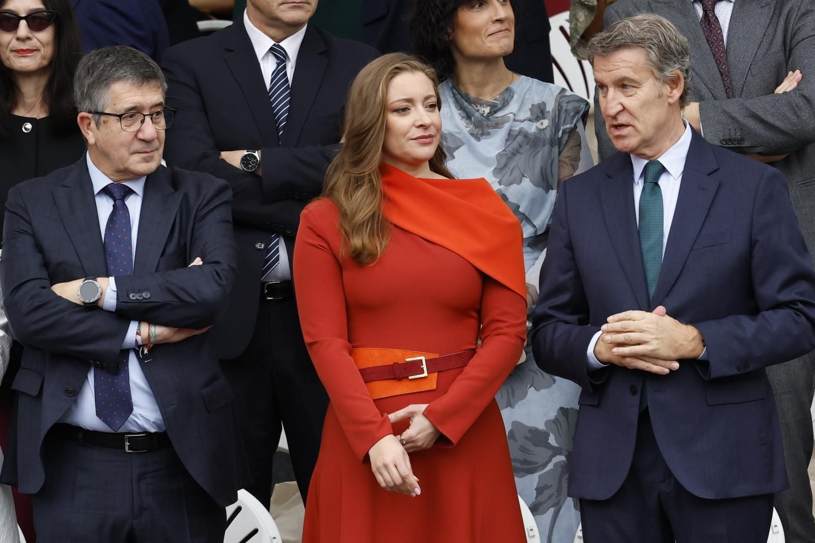 Los portavoces en el Congreso de PSOE y PP, Patxi López y Ester Muñoz respectivamente, junto al líder del PP, Alberto Núñez Feijóo, esperando a la llegada de los Reyes antes del inicio del paseo militar
