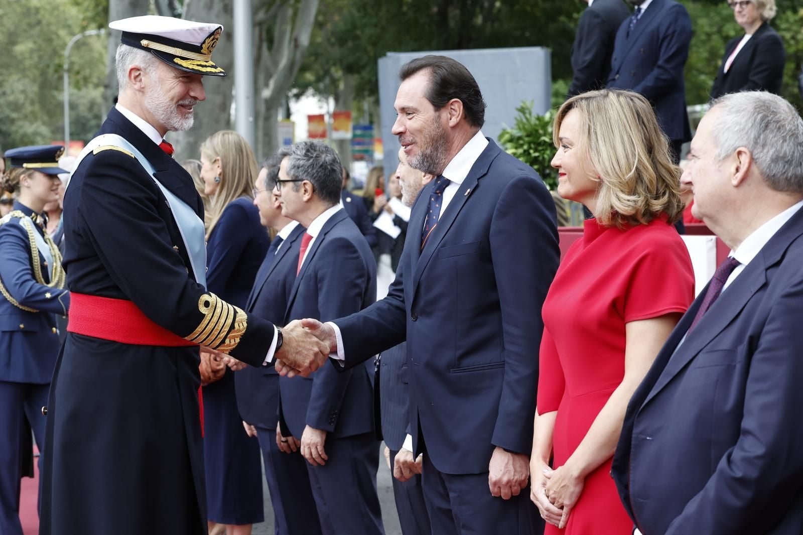 A su llegada, el Rey ha saludado a las autoridades que le esperaban, como el ministro Óscar Puente (en la imagen) y la decena de presidentes autonómicos presentes