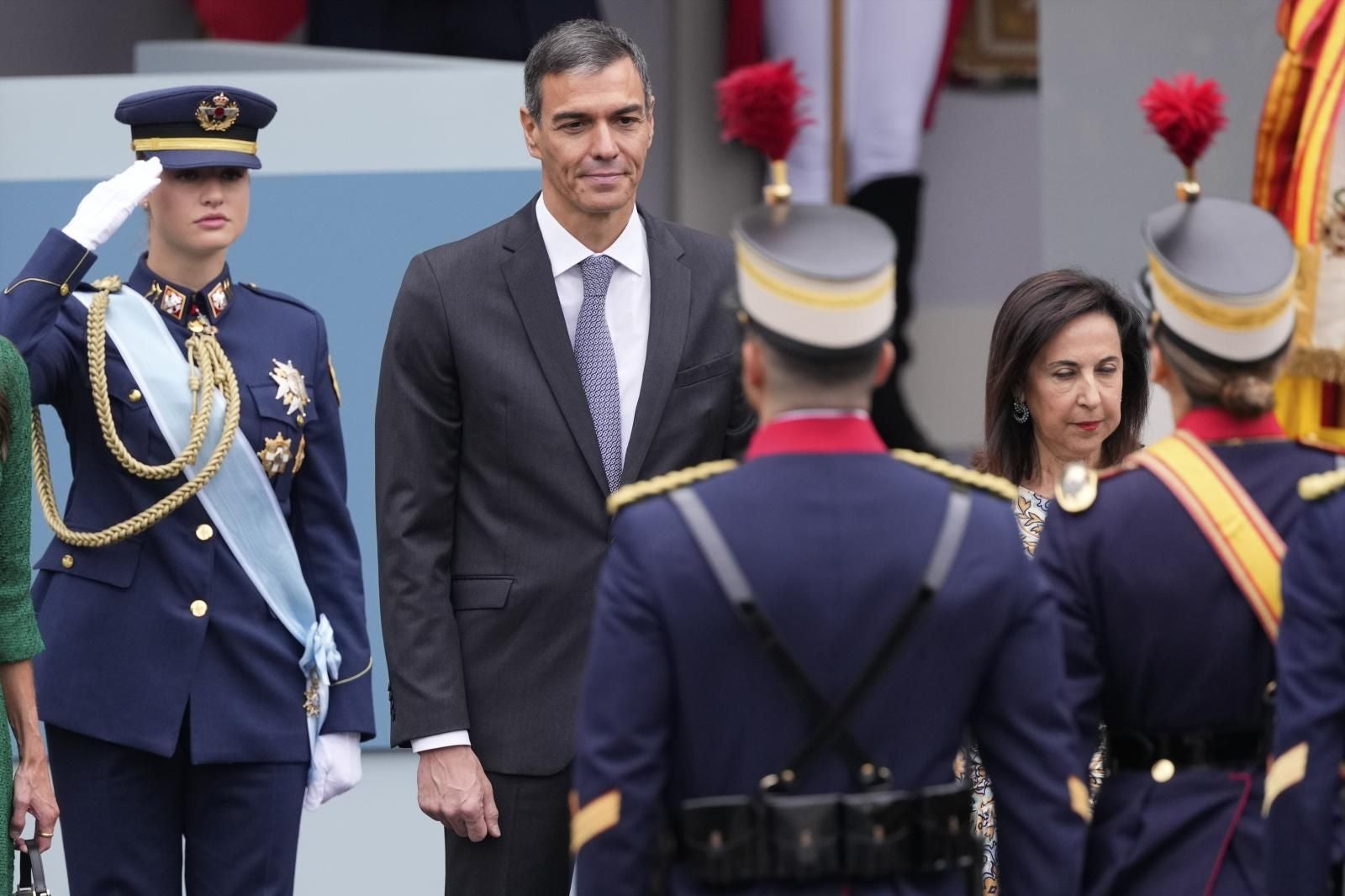 La Pirincesa Leonor, que estrenaba uniforme, saludando a los responsables militares junto al presidente Pedro Sánchez y a la ministra Margarita Robles