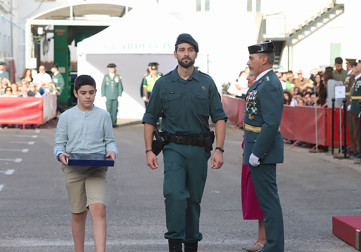 El agente del Seprona, Manuel Suanes, junto a su hijo Mario recibe la medalla al Mejor Servicio Humanitario