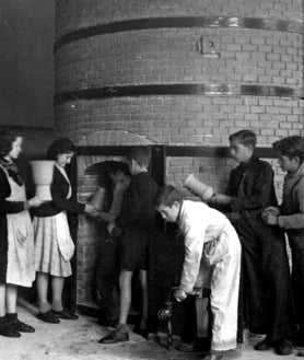 Imagen secundaria 2 - Arriba, la Tinaja, en la actualidad. Abajo, clase y horno de la Escuela de Cerámica de Madrid, en 1941
